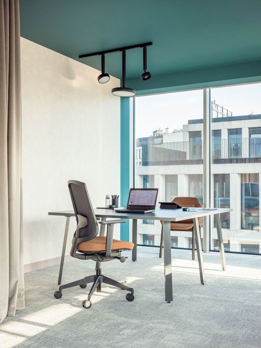 Ogi A Bench BAG0216: Stilvoller Doppelschreibtisch, ideal für kreative Arbeitsumgebungen und effiziente Zusammenarbeit im Büro.