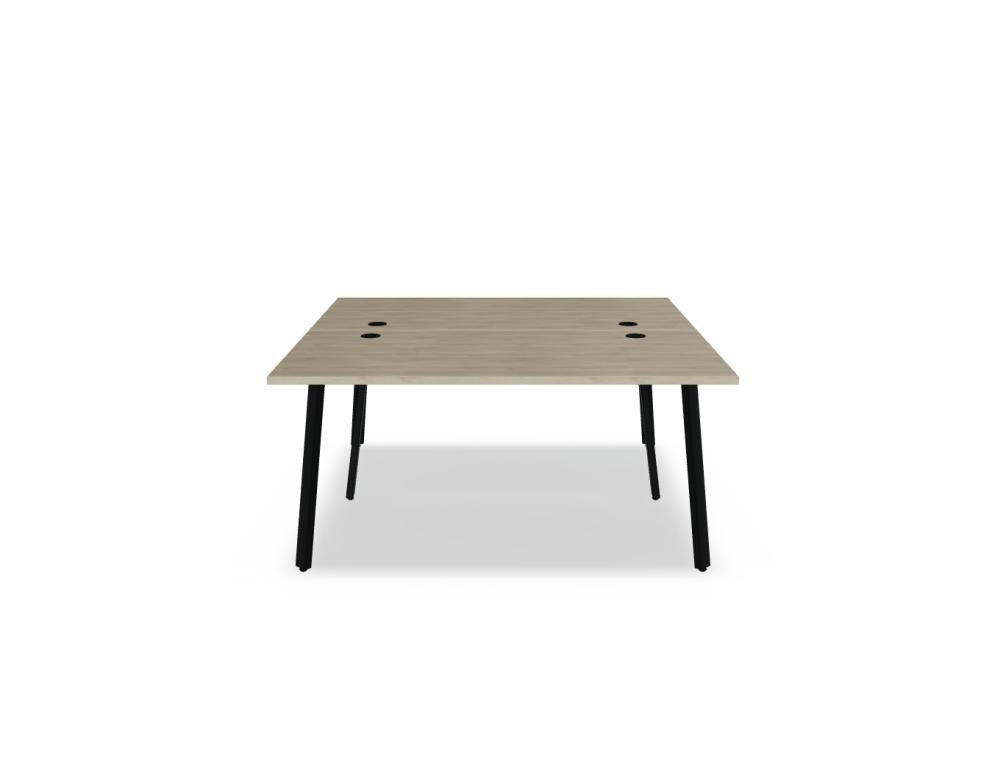 Doppelschreibtisch Ogi A Bench mit Melaminplatte in Honigeiche, schwarzem pulverbeschichtetem Metallgestell und schrägen Beinen.