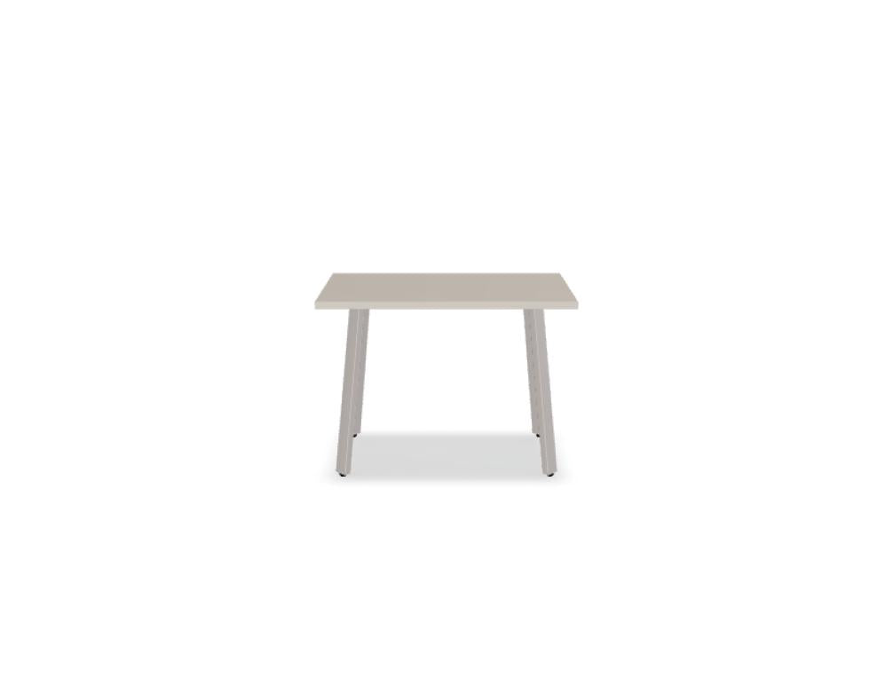 Schreibtisch Ogi A BAG016 aus der MDD-Kollektion in modernem Design, Holzton mit klaren Linien, kompakte Arbeitsfläche, ideal für Home-Office, organisiertes Ablagefach