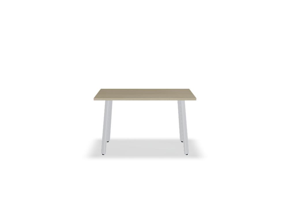 Schreibtisch Ogi A von Mdd mit Tischplatte in Honigeiche, schwarzem pulverbeschichtetem Metallgestell und schrägen Beinen als Designdetail.