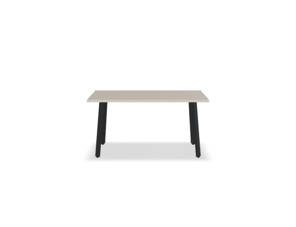 Ogi A BAG036 Schreibtisch von MDD in hellem Holzton mit glatter Oberfläche, schlanken Beinen, kompakter Form und minimalistischer Ästhetik – ideal für kompakte Arbeitsbereiche.
