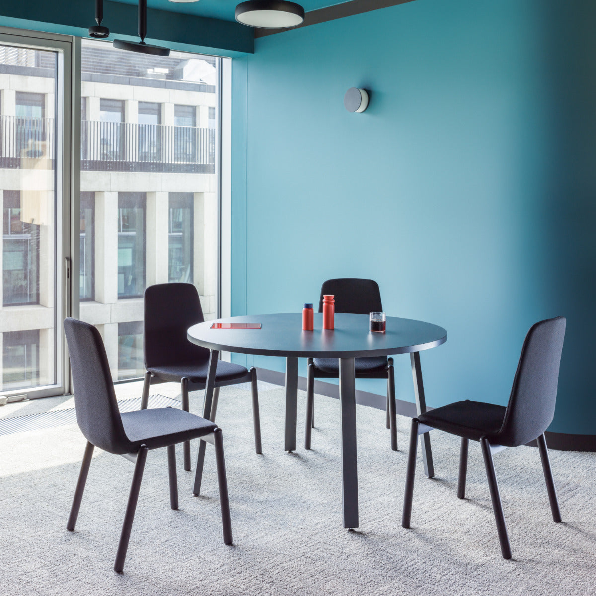 Eleganter Kaffeetisch Ogi A PLF63 von Mdd, aus hellem Holz, ideal für stilvolle Wohnräume und gesellige Runden.