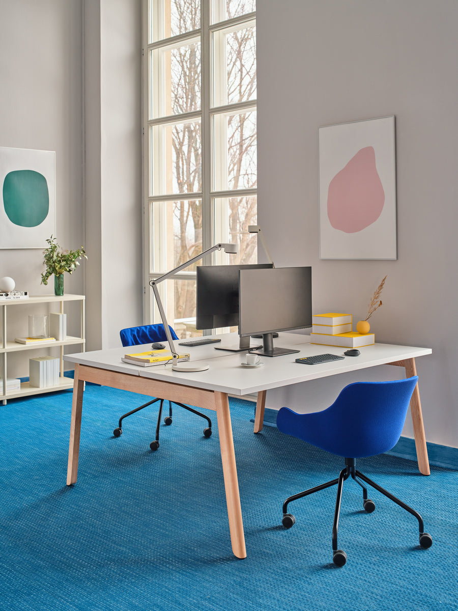 Eleganter Doppelschreibtisch Ogi B Bench BOB320 von MDD, mit hochwertiger Holzoberfläche und minimalistischen weißen Beinen, perfekt für moderne Arbeitsumgebungen.