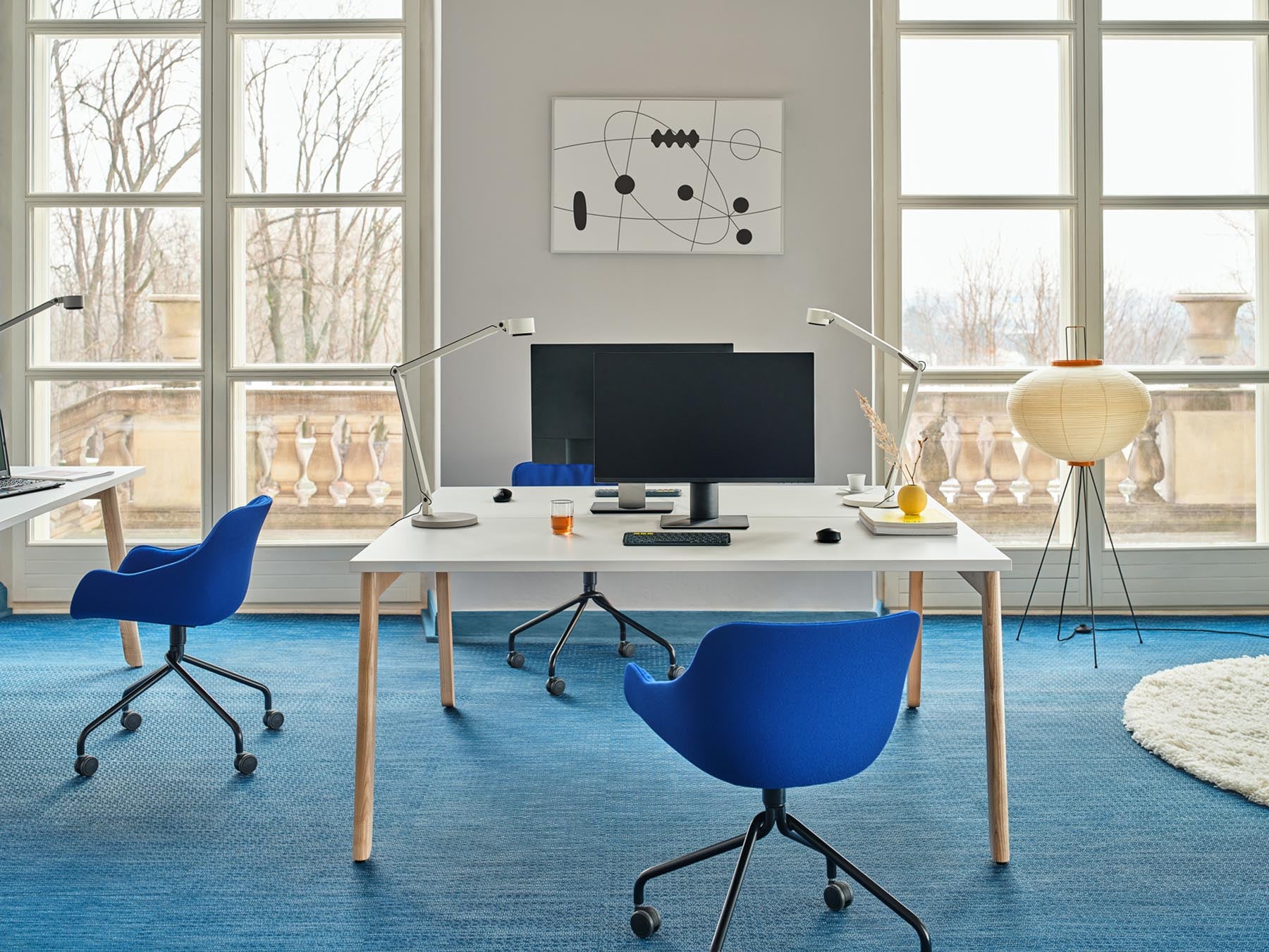 Moderner Doppelschreibtisch Ogi B Bench BOB320 von MDD, mit stilvollem Holzdesign und schlanken weißen Beinen, ideal für kreative Büros.