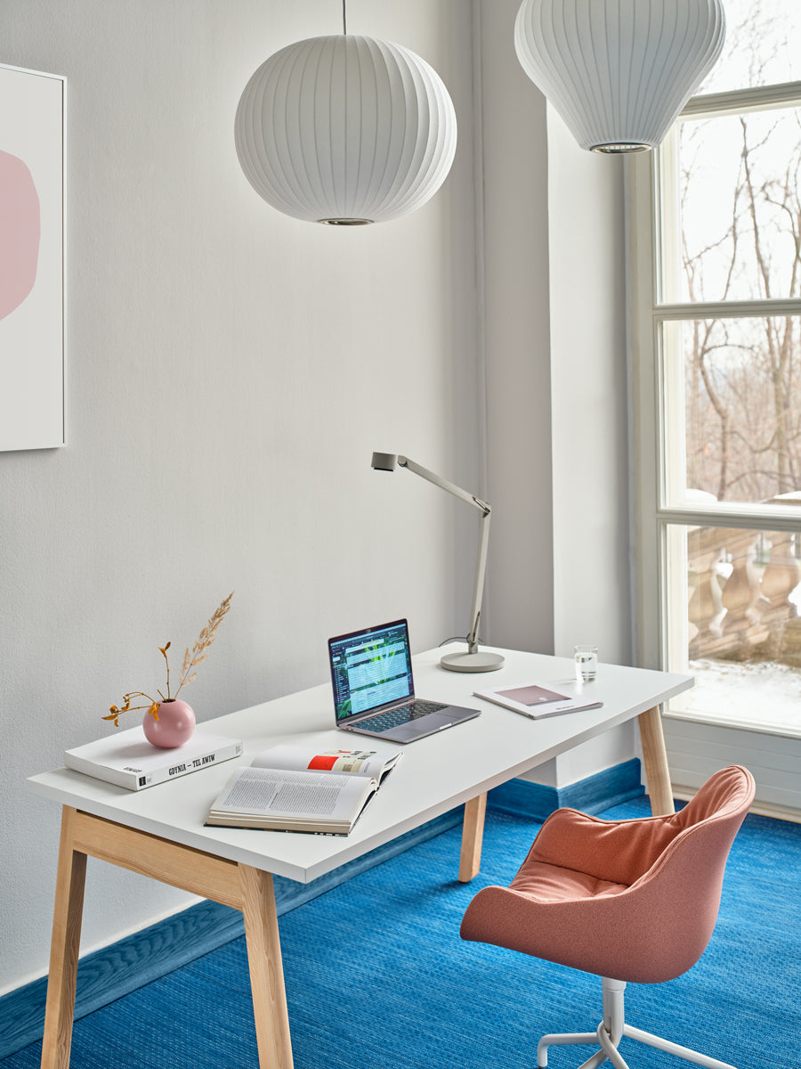 Eleganter Ogi B BOB050 Schreibtisch von Mdd, kombiniert stilvolle Holzoptik mit robusten Metallbeinen – perfekt für produktives Arbeiten.