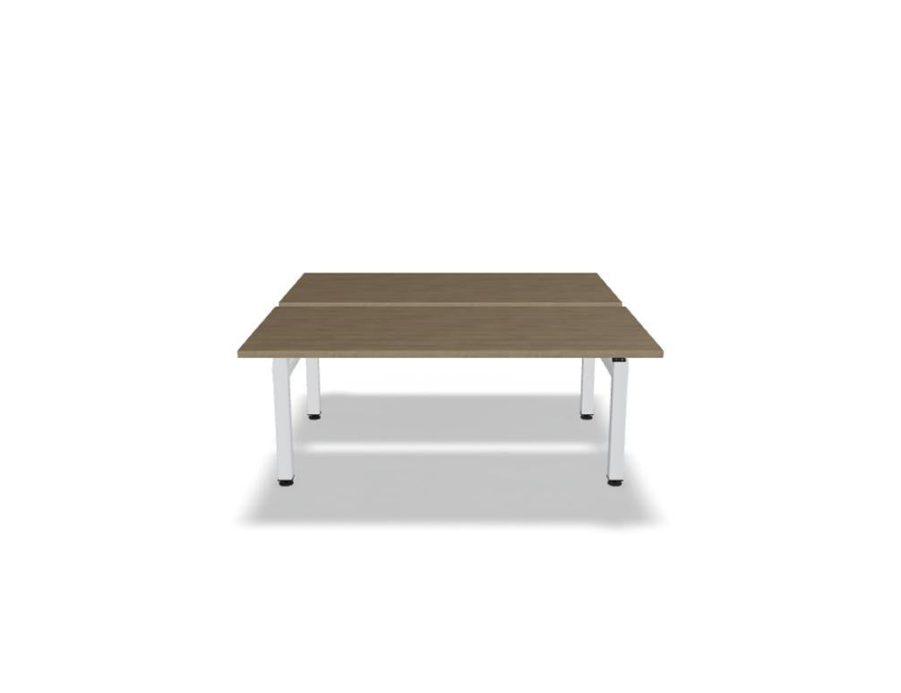 Doppelschreibtisch Ogi Drive Bench in Honigeiche mit schwarzem Metallgestell, zwei Teleskopsäulen und Bedienfeldern für Höhenverstellung.