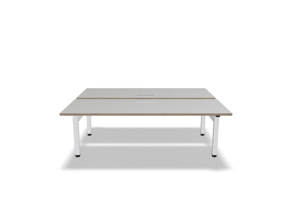 Doppelschreibtisch Ogi Drive Bench in Honigeiche mit schwarzem Metallgestell, zwei Teleskopsäulen und Bedienfeldern für Höhenverstellung.
