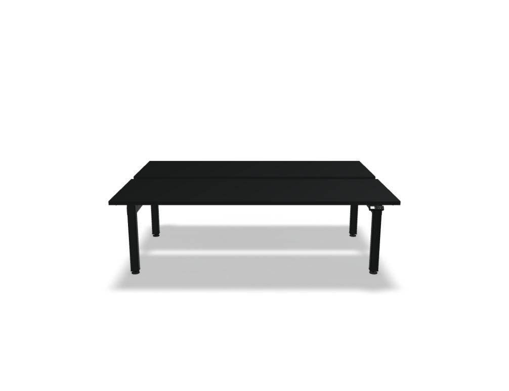 Doppelschreibtisch Ogi Drive Bench in Honigeiche mit schwarzem Metallgestell, zwei Teleskopsäulen und Bedienfeldern für Höhenverstellung.