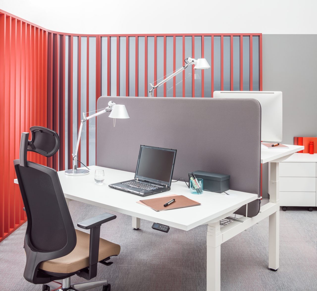 Ogi Drive Bench BOD670 – moderner Doppelschreibtisch mit elektrischer Höhenverstellung, perfekt für ergonomisches Arbeiten im Büro.