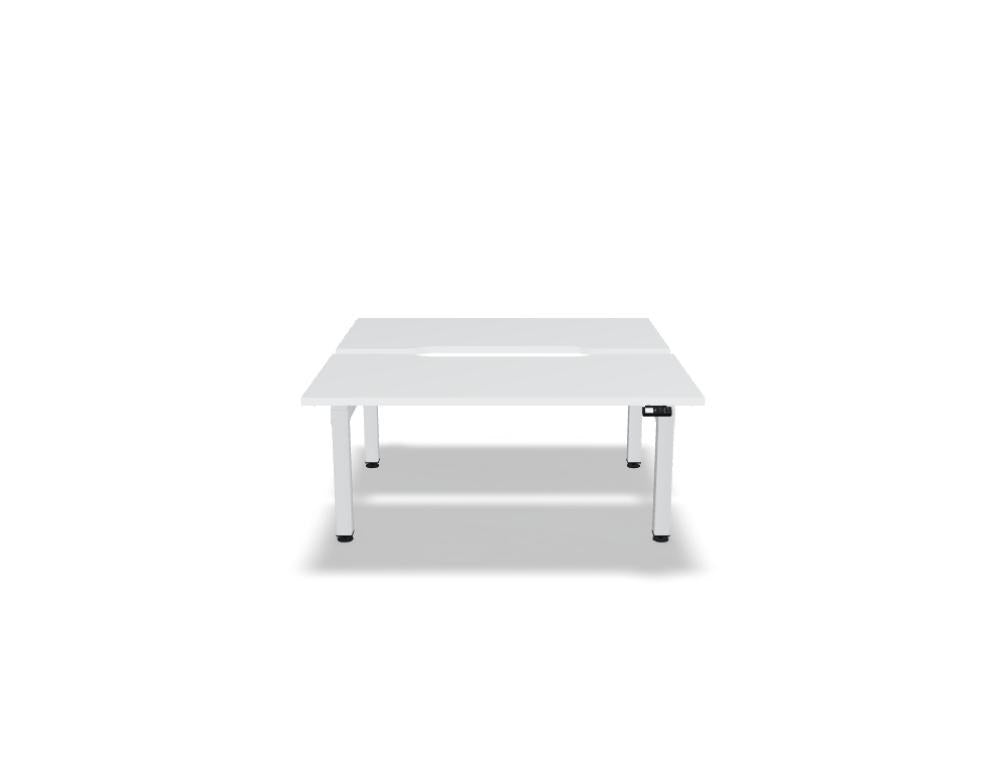 Doppelschreibtisch Ogi Drive Bench in Honigeiche mit schwarzem Metallgestell, zwei Teleskopsäulen und Bedienfeldern für Höhenverstellung.