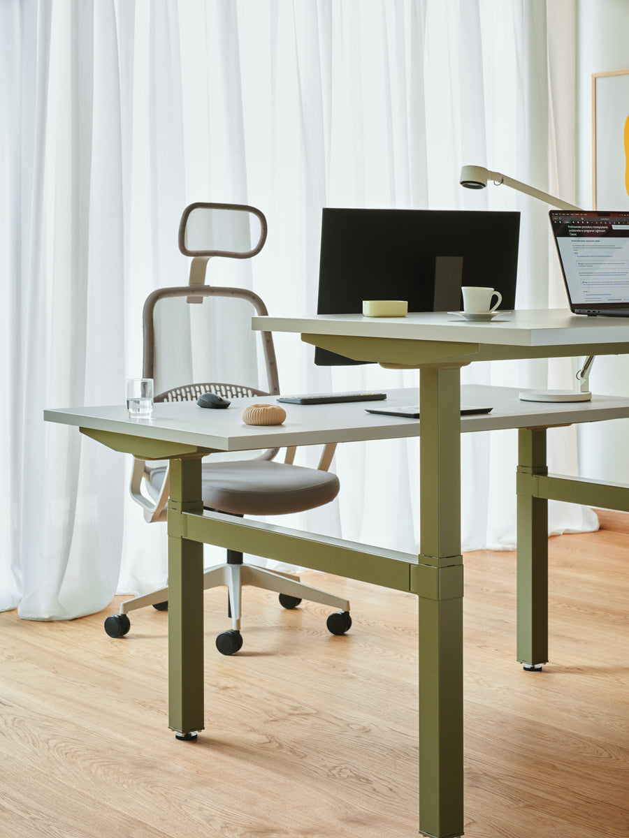 Ogi Drive Bench BODK678: Moderner Doppelschreibtisch mit elektrischer Höhenverstellung, ideal für ergonomisches Arbeiten im Büro.