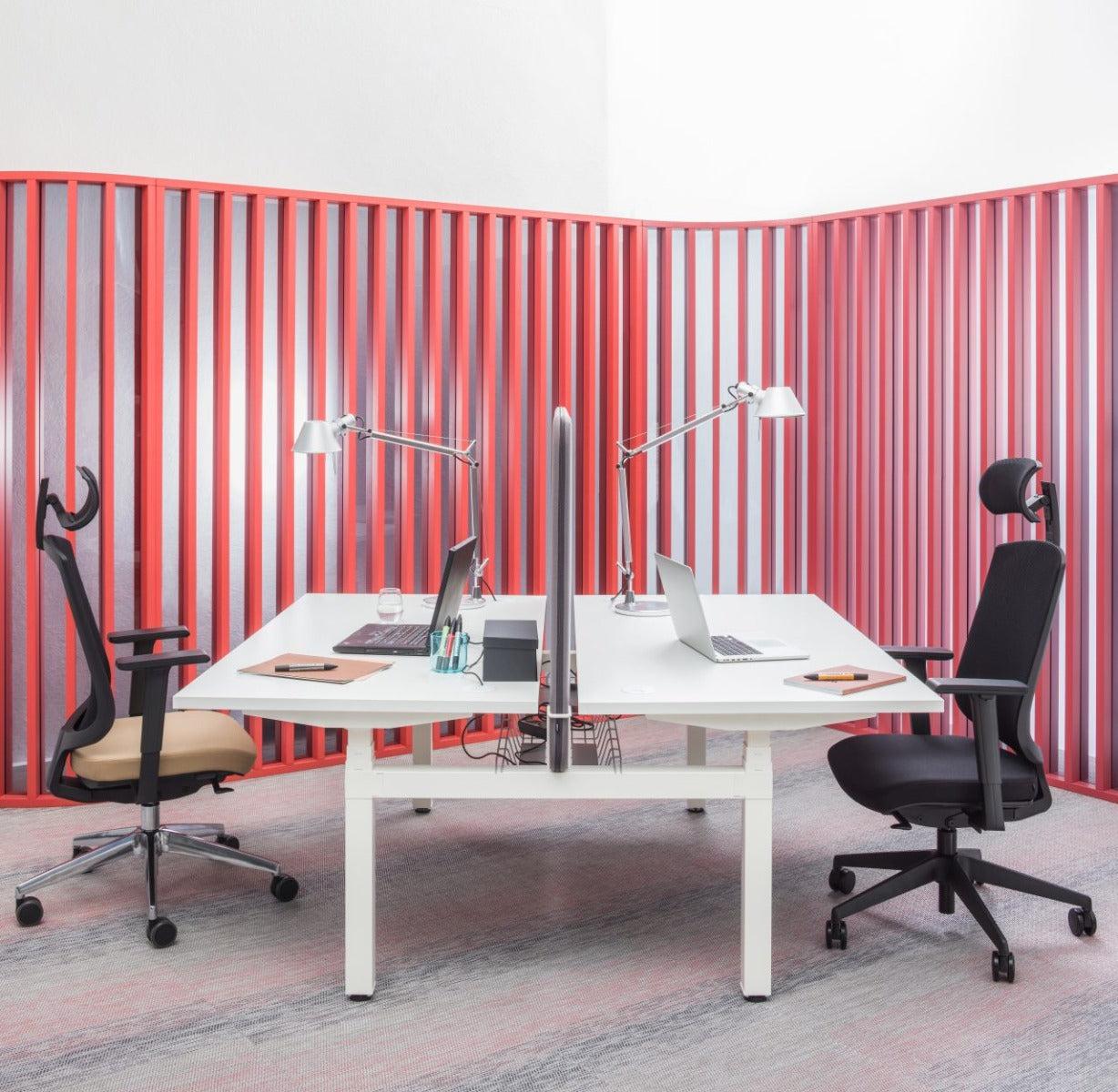 Ogi Drive Bench BODK678: Moderner Doppelschreibtisch mit elektrischer Höhenverstellung, ideal für ergonomisches Arbeiten und Teamumgebungen.