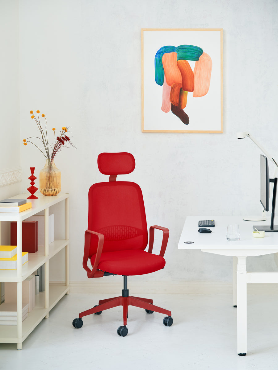 Eleganter Ogi Drive Bench Doppelschreibtisch mit zwei Motoren, höhenverstellbar für flexibles Arbeiten, ausgestattet mit einer integrierten Kabelschiene.
