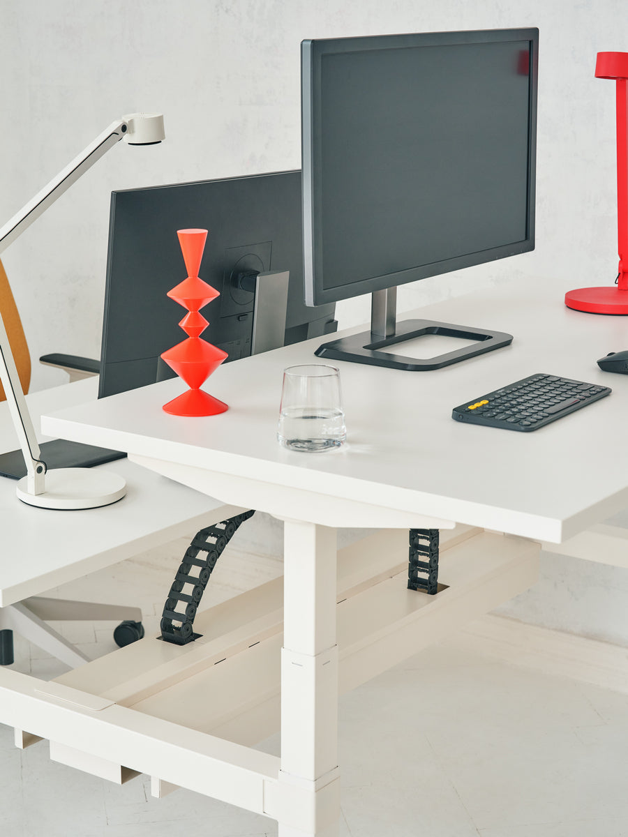 Eleganter Ogi Drive Bench Doppelschreibtisch mit zwei Motoren, höhenverstellbar und praktischer Kabelschiene für optimales Arbeiten.
