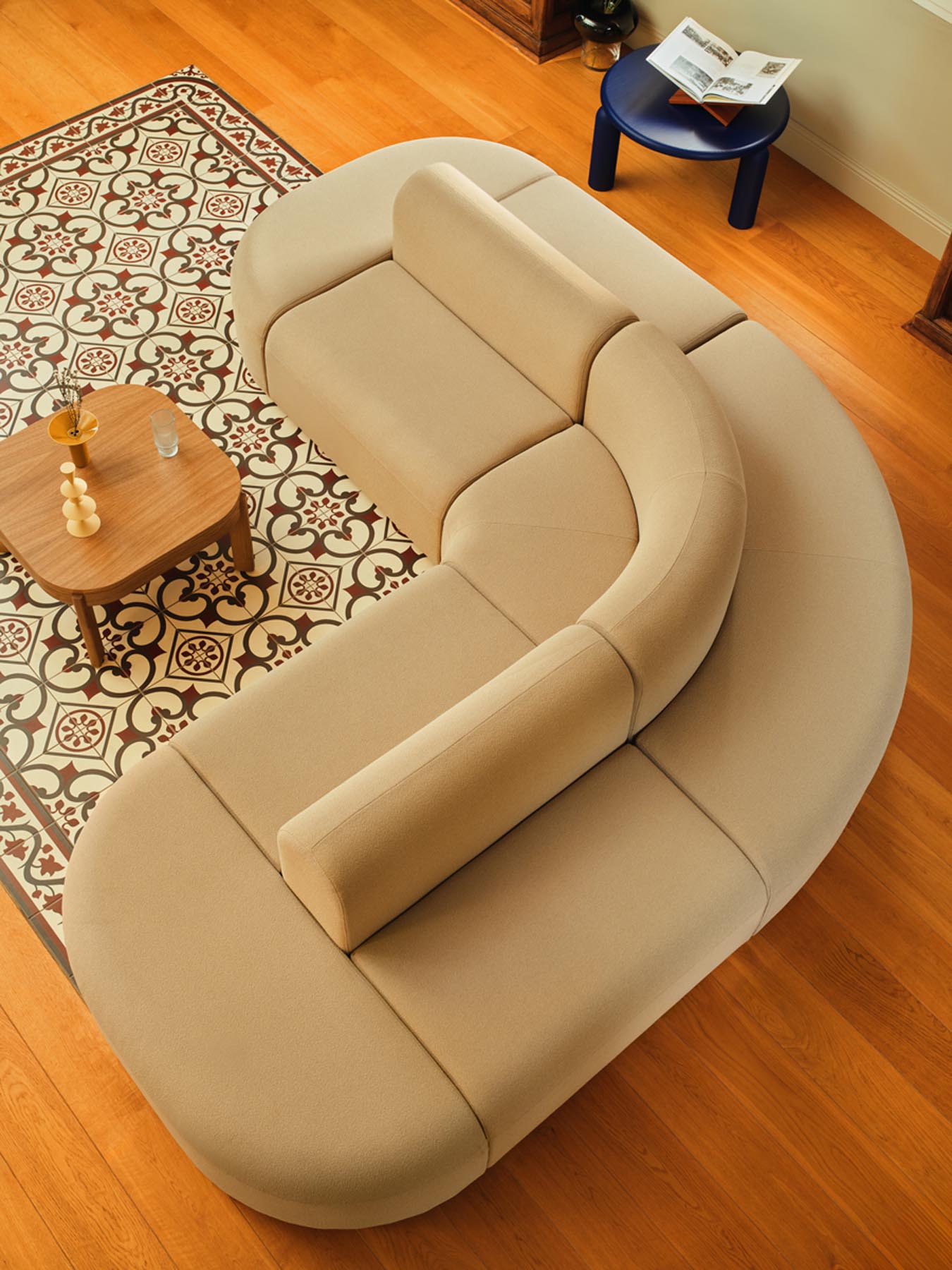Elegantes, flexibles Sofa Artiko AT25 von Mdd, ideal für stilvolle Wohnräume und entspannende Rückzugsorte.