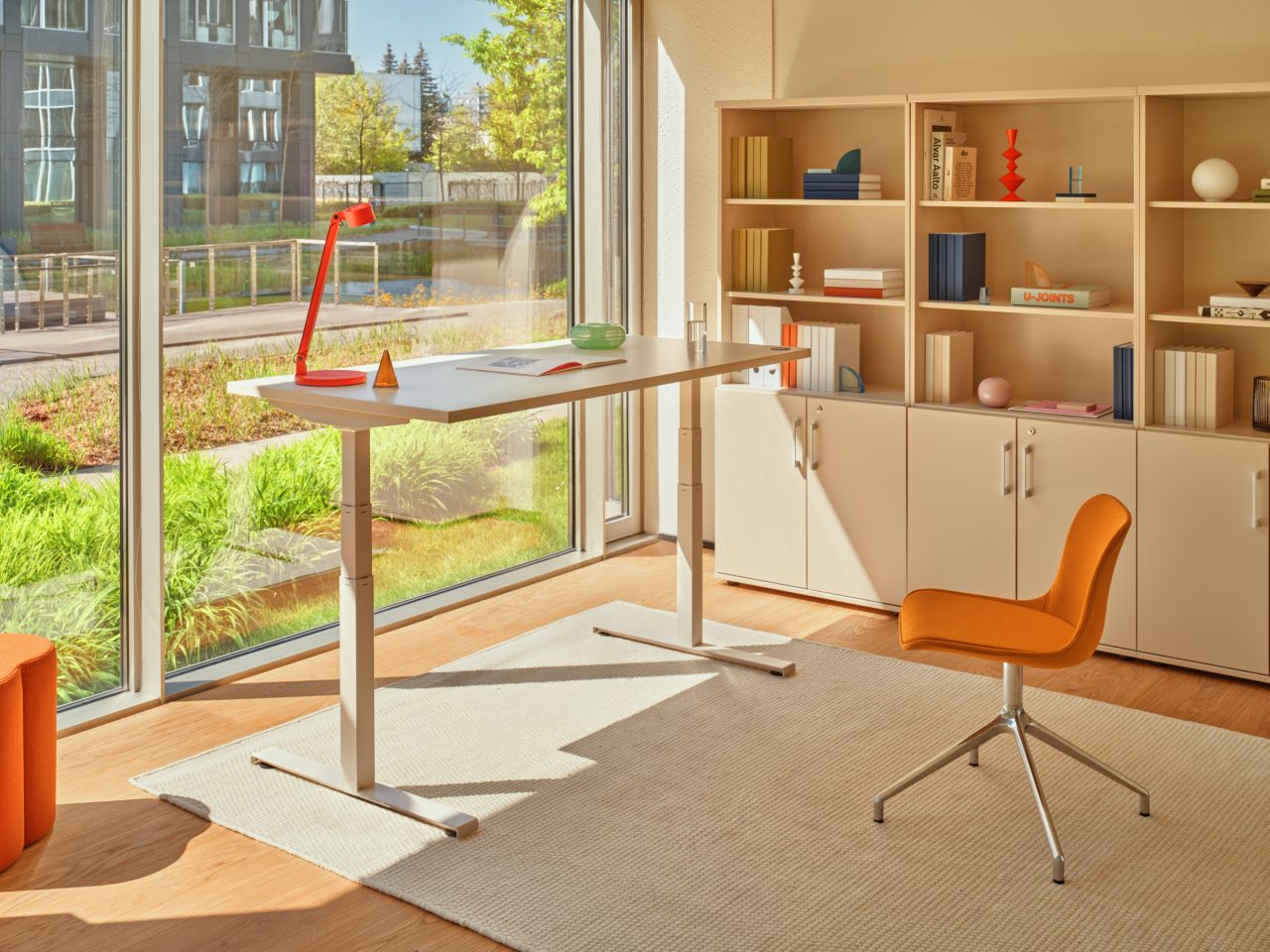 Eleganter, zweimotoriger Schreibtisch Ogi Drive BOD58 von MDD, der sich elektrisch in der Höhe verstellen lässt und Flexibilität am Arbeitsplatz bietet.