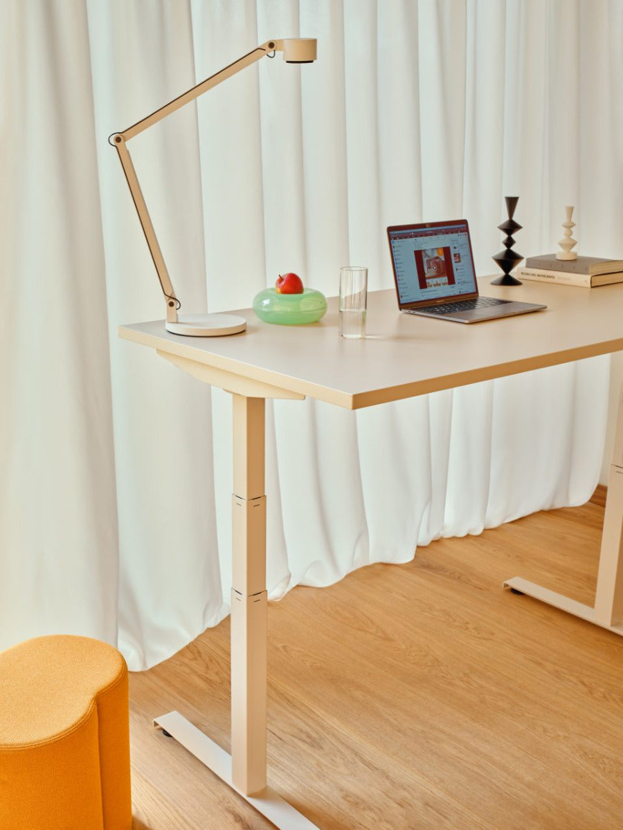 Eleganter, elektrisch höhenverstellbarer Schreibtisch Ogi Drive BOD587 von Mdd, ideal für flexibles Arbeiten und optimale Ergonomie.