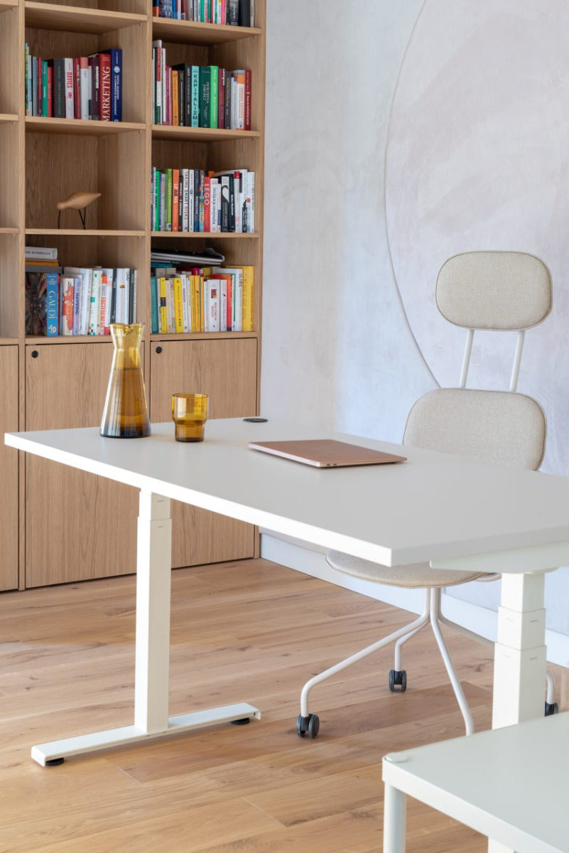Eleganter, elektrisch höhenverstellbarer Schreibtisch Ogi Drive BOD587 von Mdd, ideal für flexibles Arbeiten und optimale Ergonomie.