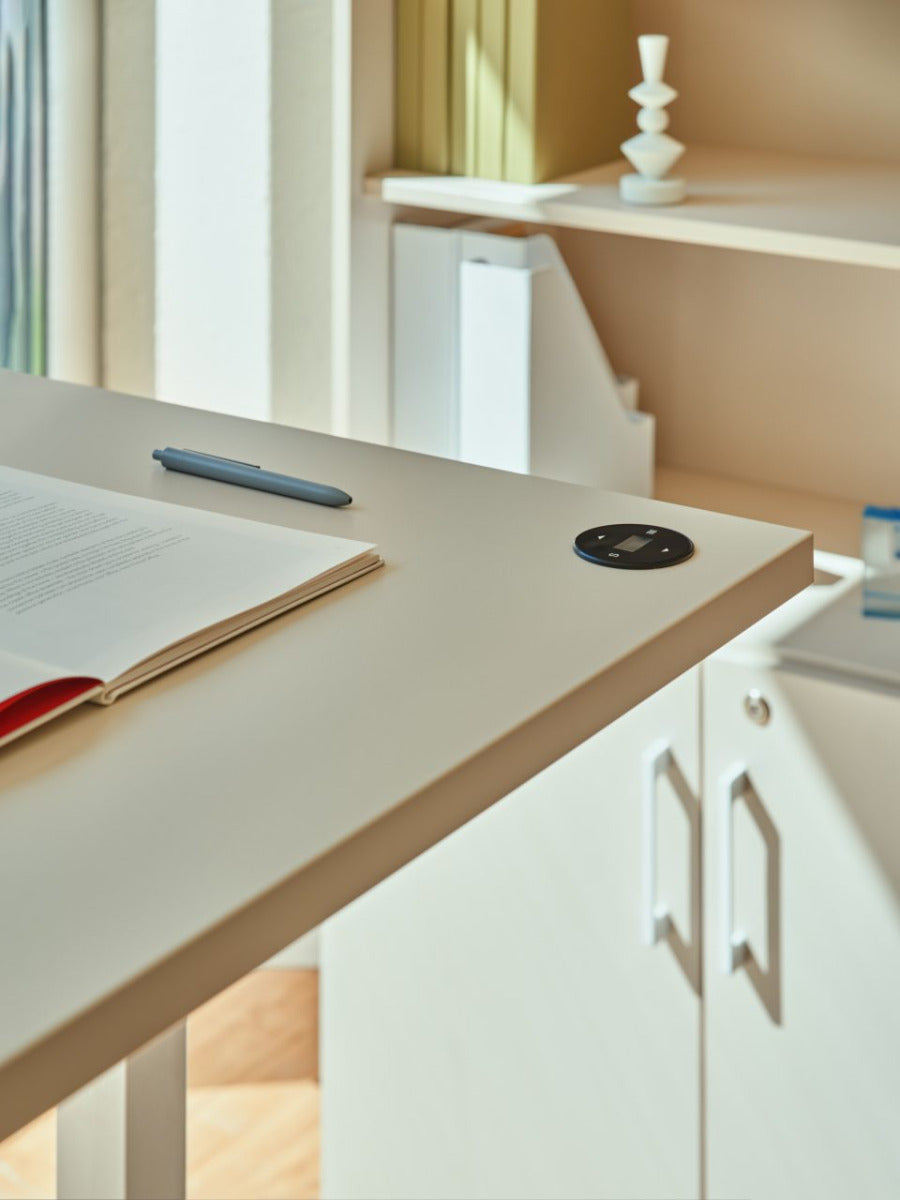 Eleganter, elektrisch höhenverstellbarer Schreibtisch Ogi Drive BOD707 von Mdd, ideal für flexibles Arbeiten und optimale Ergonomie.