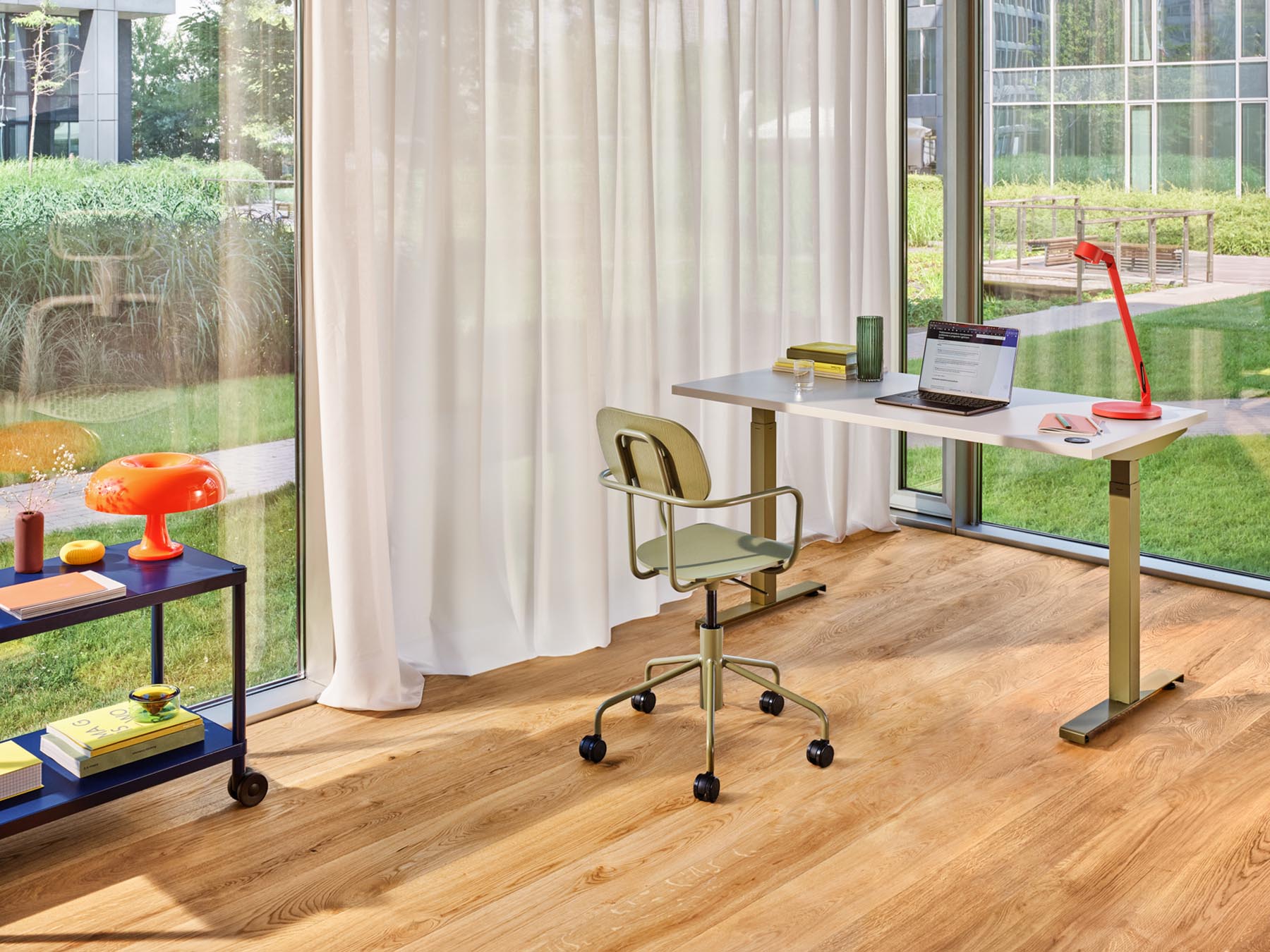 Eleganter, elektrisch höhenverstellbarer Schreibtisch Ogi Drive BODK54 von MDD, ausgestattet mit einem stabilen zweimotorigen Gestell für optimale Flexibilität.