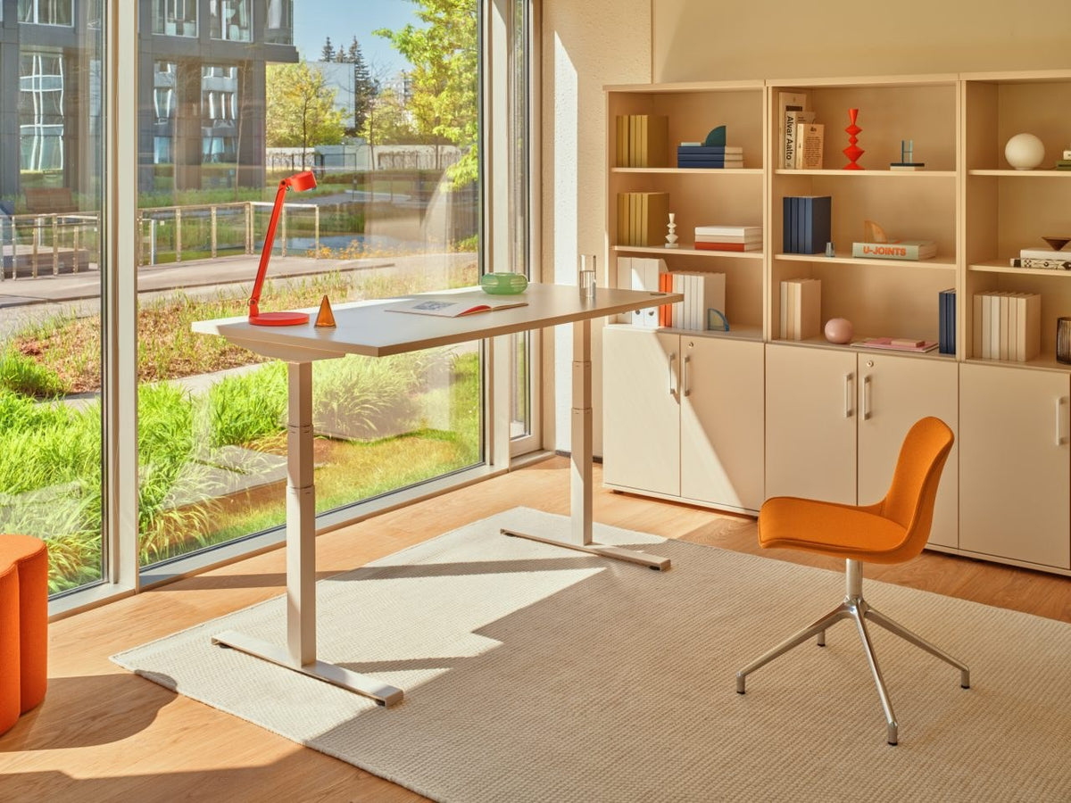 Elektrisch höhenverstellbarer Schreibtisch Ogi Drive von Mdd mit Melaminplatte in Honigeiche und schwarzem Metallgestell auf zwei Motoren.