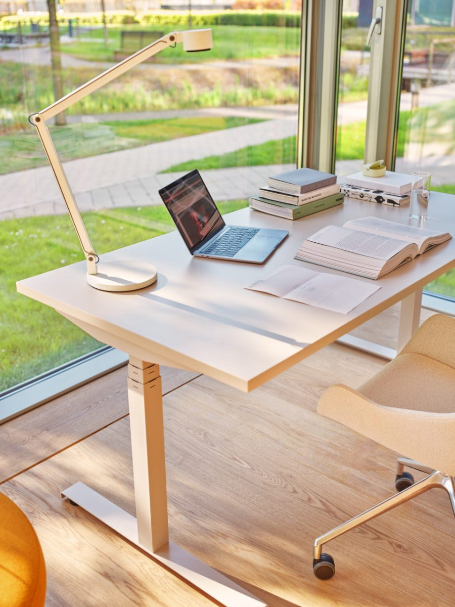 Eleganter, höhenverstellbarer Schreibtisch Ogi Drive BODK687 von Mdd, ideal für ergonomisches Arbeiten und individuelle Anpassung der Tischhöhe.