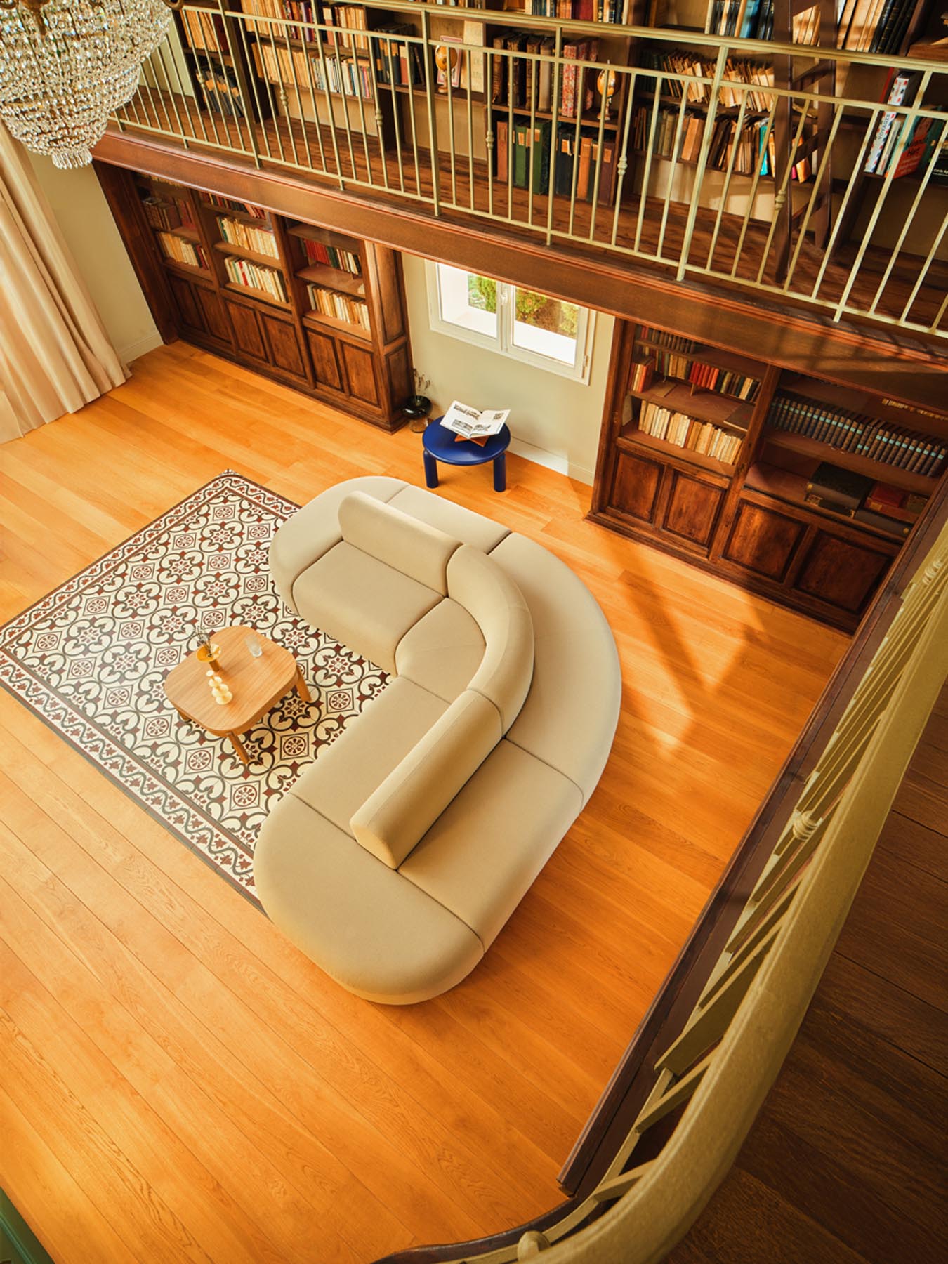 Elegantes, doppelseitiges Sofa Artiko AT17 in Grau, ideal für kreative Raumgestaltungen und gemütliche Stunden im Wohnzimmer.