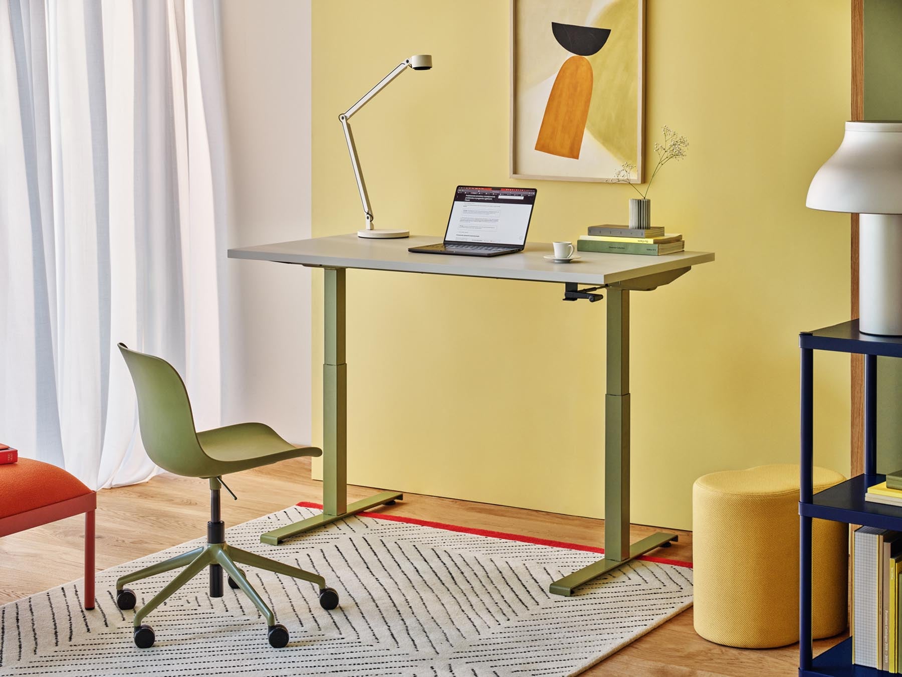 Moderner Ogi Drive BOC02 Schreibtisch mit manuellem Höhenverstellmechanismus, perfekt für flexibles Arbeiten und stilvolle Büroumgebungen.