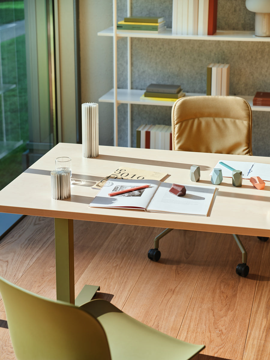 Moderner Ogi Drive BOC02 Schreibtisch mit manuellem Höhenverstellungsmechanismus, perfekt für flexibles Arbeiten und stilvolle Büroumgebungen.