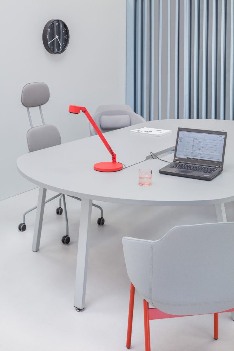 Eleganter Doppelschreibtisch Ogi M Bench BOM42E3 von Mdd, perfekt für Teamarbeit und kreative Büroumgebungen mit ansprechender Ästhetik.