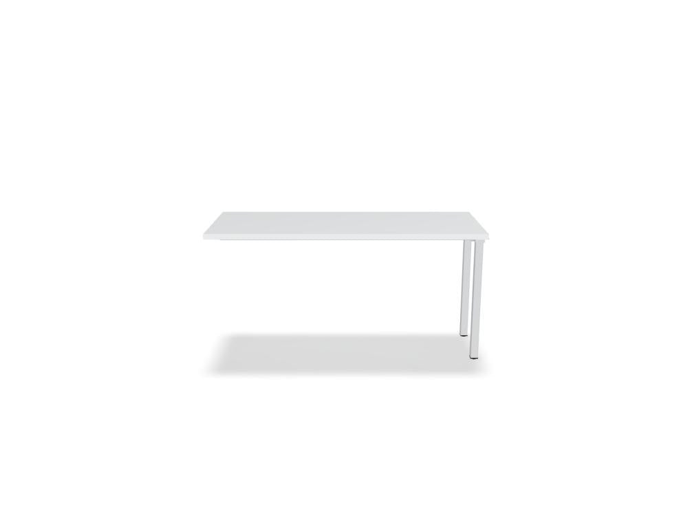 Schreibtisch Ogi M von Mdd mit Tischplatte in Honigeiche und schwarzem Metallgestell im 40x40 mm Profil, schräge Beine.