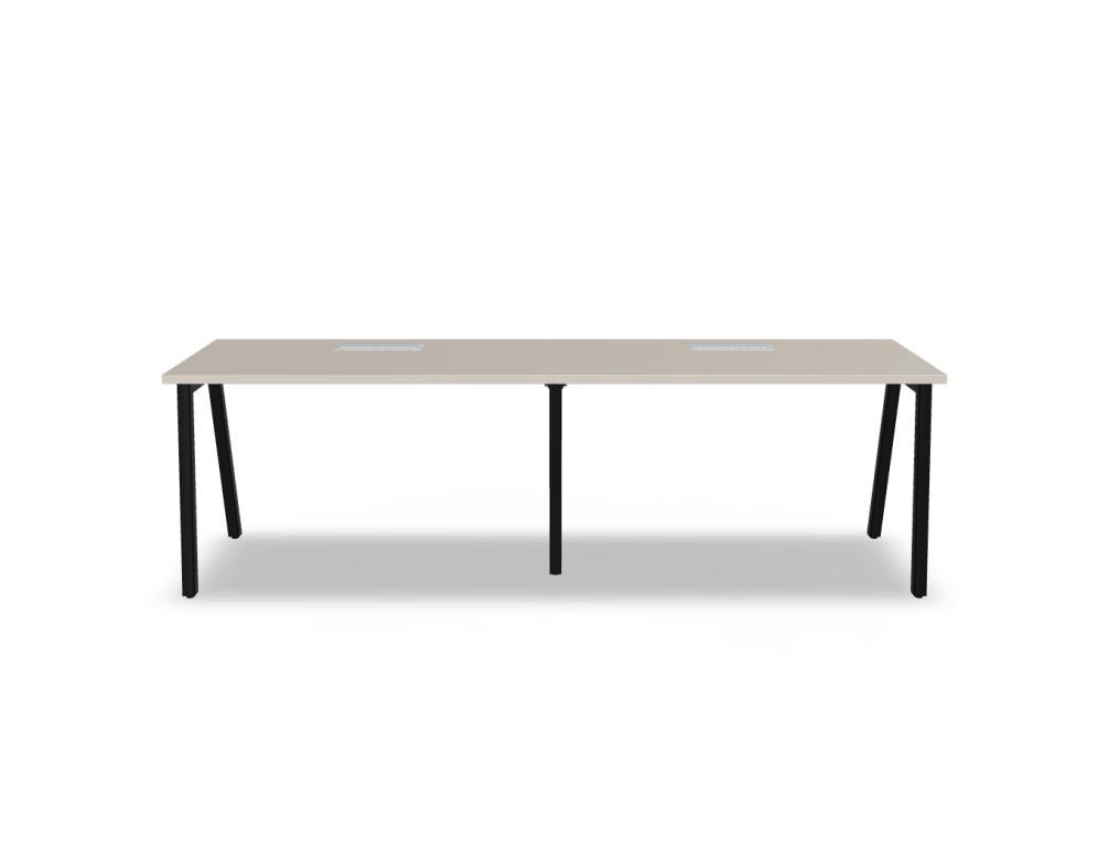 Schreibtisch Ogi M von Mdd mit Tischplatte in Honigeiche und schwarzem Metallgestell im 40x40 mm Profil, schräge Beine.