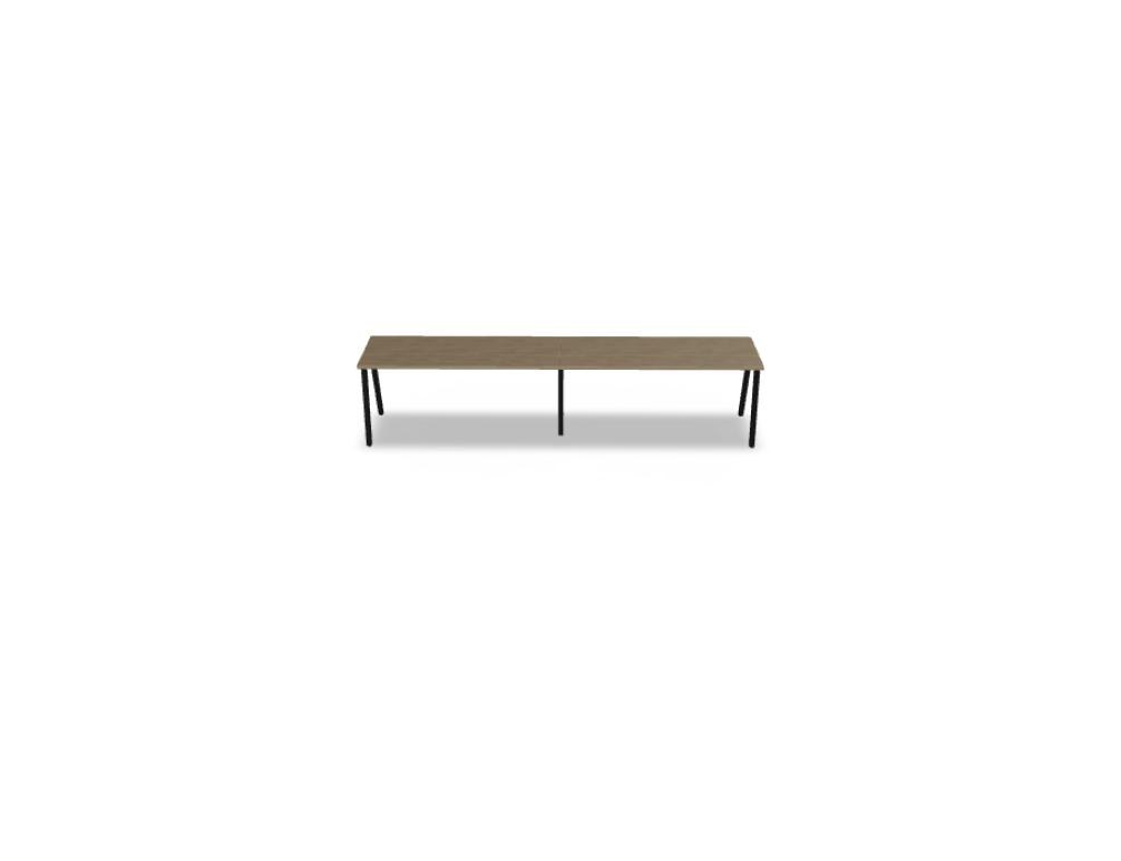 Schreibtisch Ogi M von Mdd mit Tischplatte in Honigeiche und schwarzem Metallgestell im 40x40 mm Profil, schräge Beine.