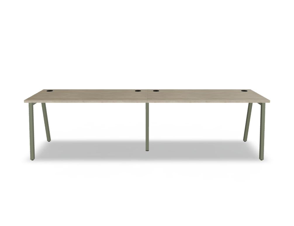 Ogi M BOM24E2: Moderner Schreibtisch aus Holz mit minimalistischem Design, rechteckige Arbeitsfläche, helles Finish, robuste Beine, ideal für Büro- oder Home-Office-Bereich.