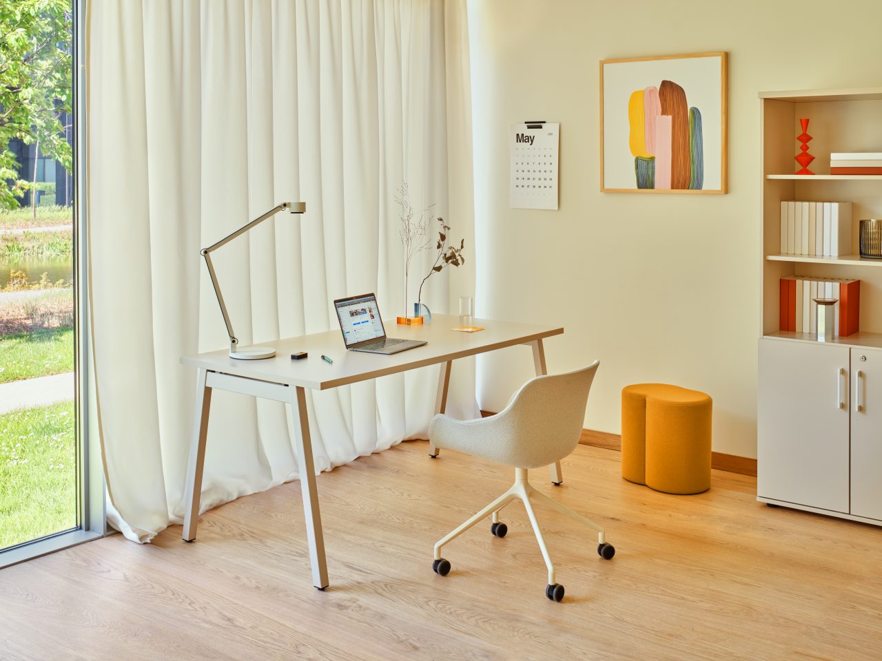 Moderner Ogi M BOM10E4 Schreibtisch in hellgrau, vereint stilvolle Linien und natürliche Holzdetails für eine kreative Arbeitsumgebung.