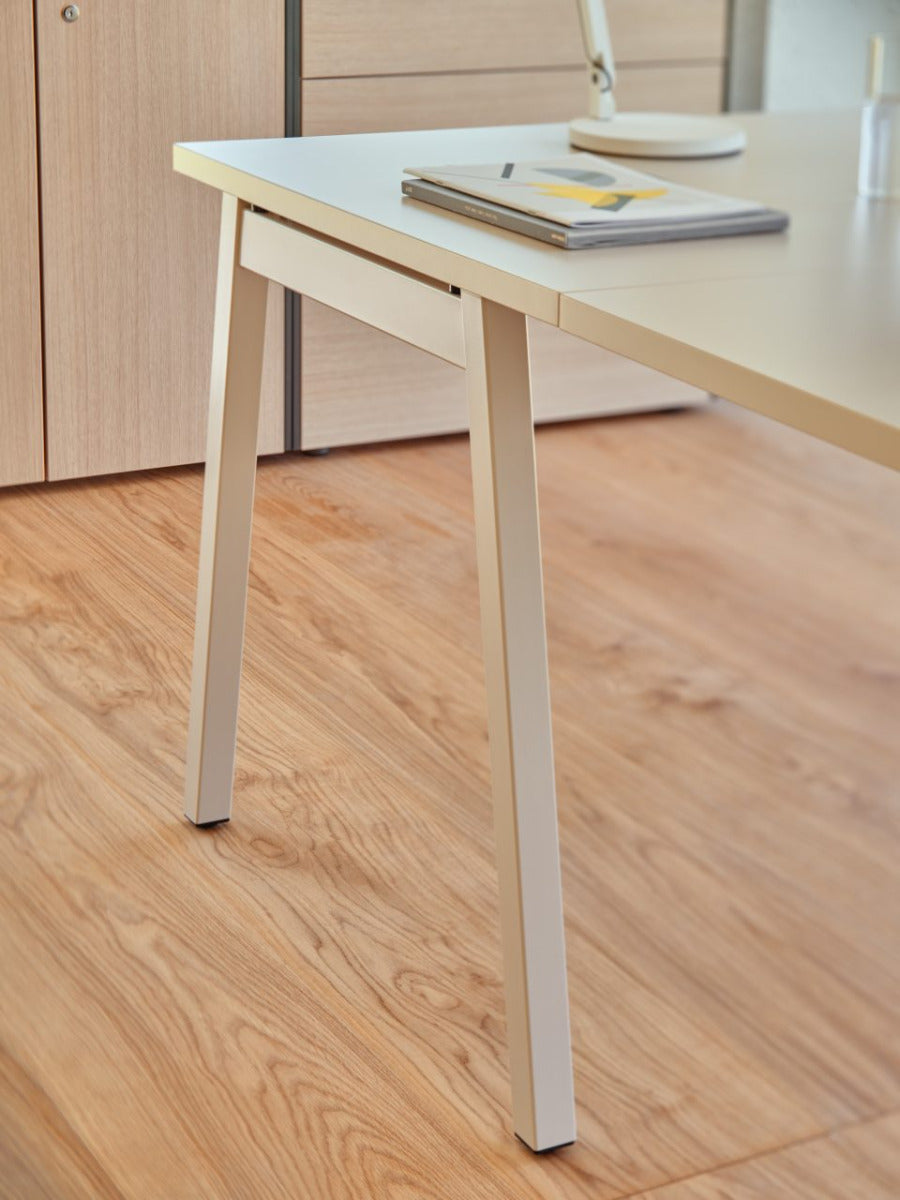 Eleganter Ogi M BOM10E4 Schreibtisch in hellgrau, kombiniert minimalistisches Design mit warmen Holzakzenten für inspirierende Arbeitsmomente.