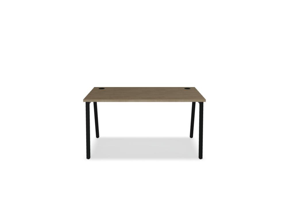 Schreibtisch Ogi M von Mdd mit Tischplatte in Honigeiche und schwarzem Metallgestell im 40x40 mm Profil, schräge Beine.