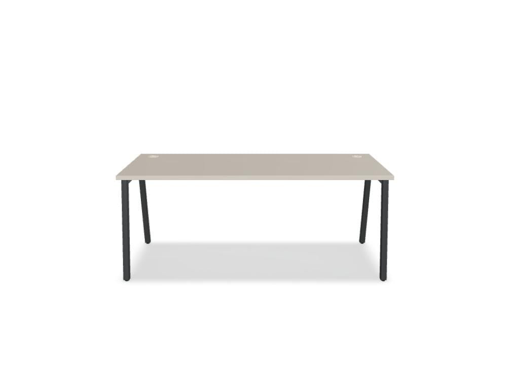 Schreibtisch Ogi M von Mdd mit Tischplatte in Honigeiche und schwarzem Metallgestell im 40x40 mm Profil, schräge Beine.
