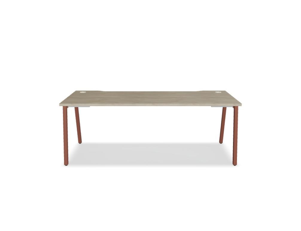 Schreibtisch Ogi M von Mdd mit Tischplatte in Honigeiche und schwarzem Metallgestell im 40x40 mm Profil, schräge Beine.