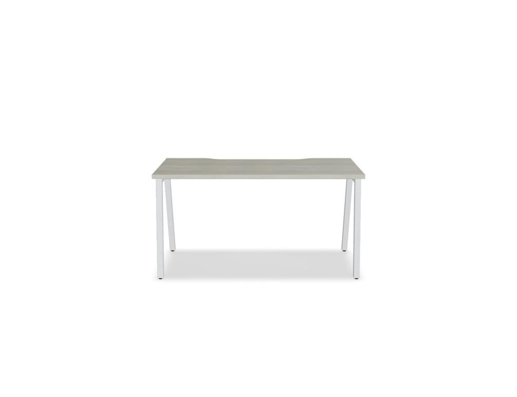 Schreibtisch Ogi M von Mdd mit Tischplatte in Honigeiche und schwarzem Metallgestell im 40x40 mm Profil, schräge Beine.