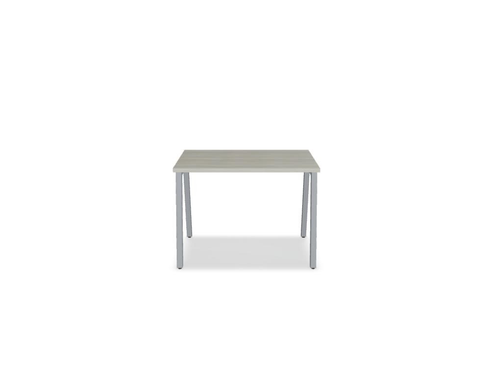 Schreibtisch Ogi M von Mdd mit Tischplatte in Honigeiche und schwarzem Metallgestell im 40x40 mm Profil, schräge Beine.