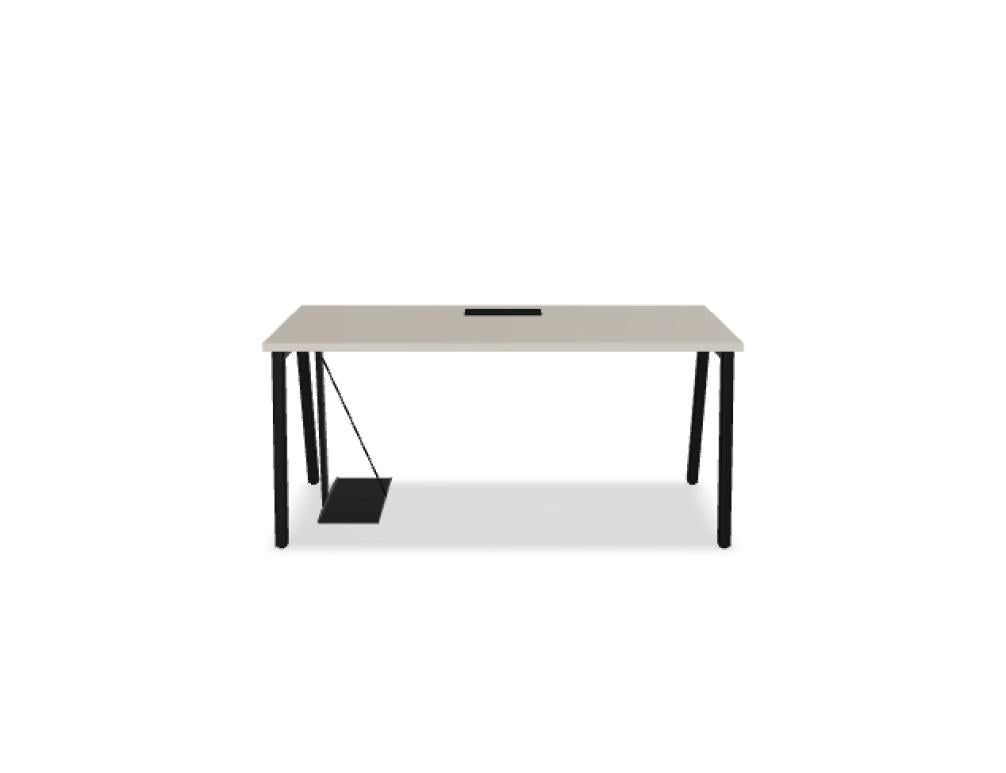 Schreibtisch Ogi M von Mdd mit Tischplatte in Honigeiche und schwarzem Metallgestell im 40x40 mm Profil, schräge Beine.