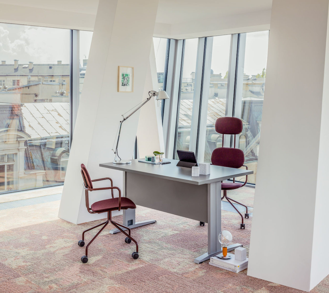 Eleganter Ogi N BNG18 Schreibtisch von Mdd, der durch seine harmonische Farbgebung und modernes Design ideal für jedes Büroambiente ist.