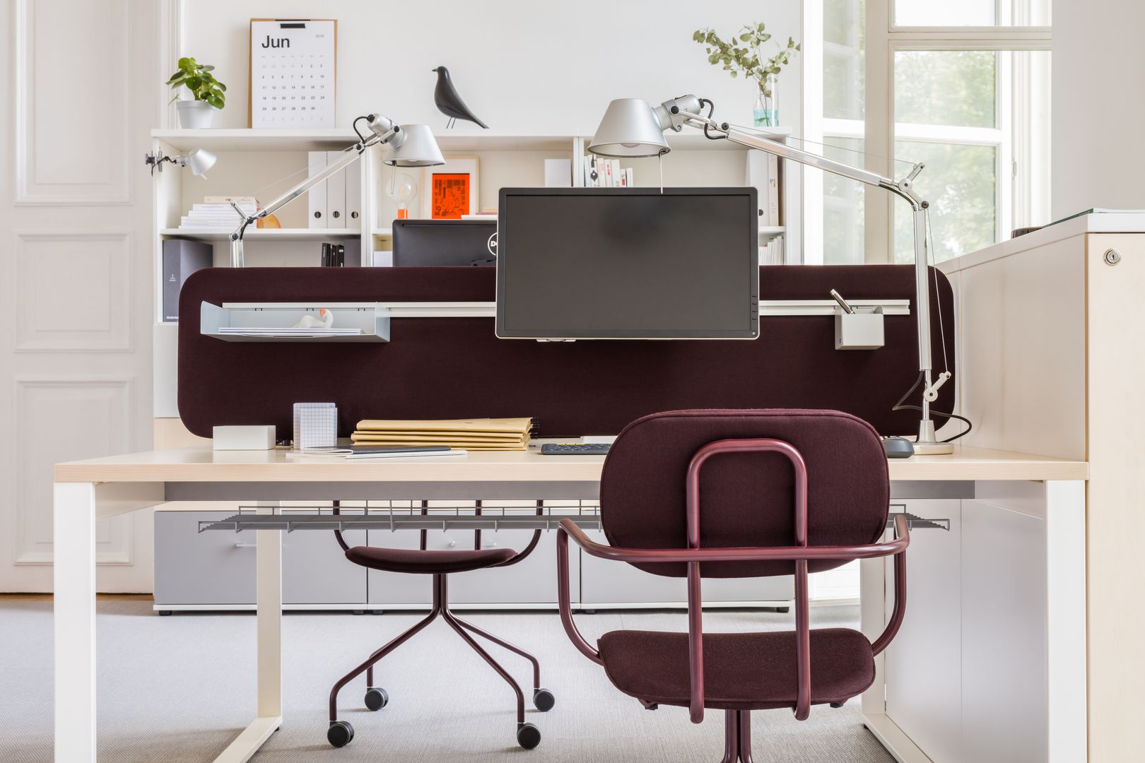 Eleganter Doppelschreibtisch Ogi Q Bench BOQ52E3 von Mdd, perfekt für Teamarbeit und kreative Projekte, mit stilvollem und funktionalem Design.