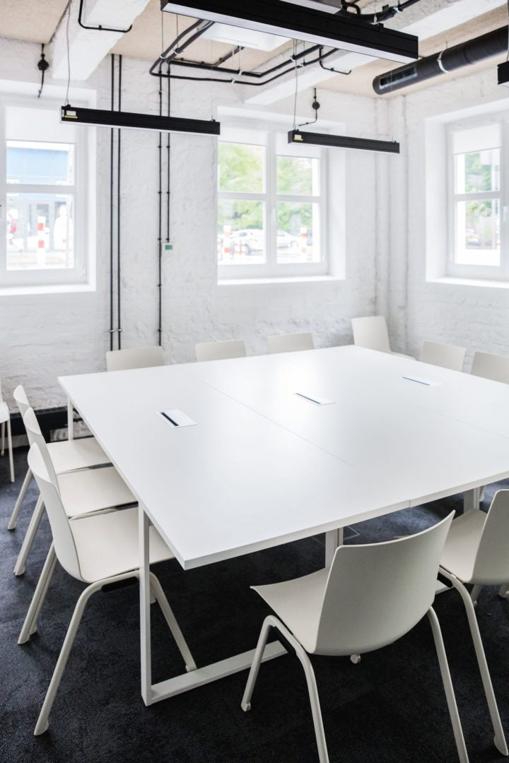 Moderner Doppelschreibtisch Ogi Q Bench BOQ52E3 von Mdd, ideal für effizientes Arbeiten im Team, vereint Funktionalität und ansprechende Ästhetik.