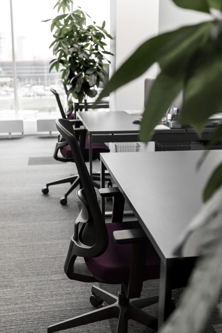 Eleganter Doppelschreibtisch Ogi Q Bench BOQ40 von Mdd, ideal für Teamarbeit, vereint stilvolles Design mit Funktionalität und Stabilität.