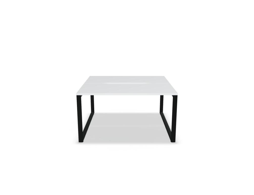 Doppelschreibtisch Ogi Q Bench mit Tischplatte in Honigeiche und schwarzem, pulverbeschichtetem Metallgestell, Ansicht von vorne.