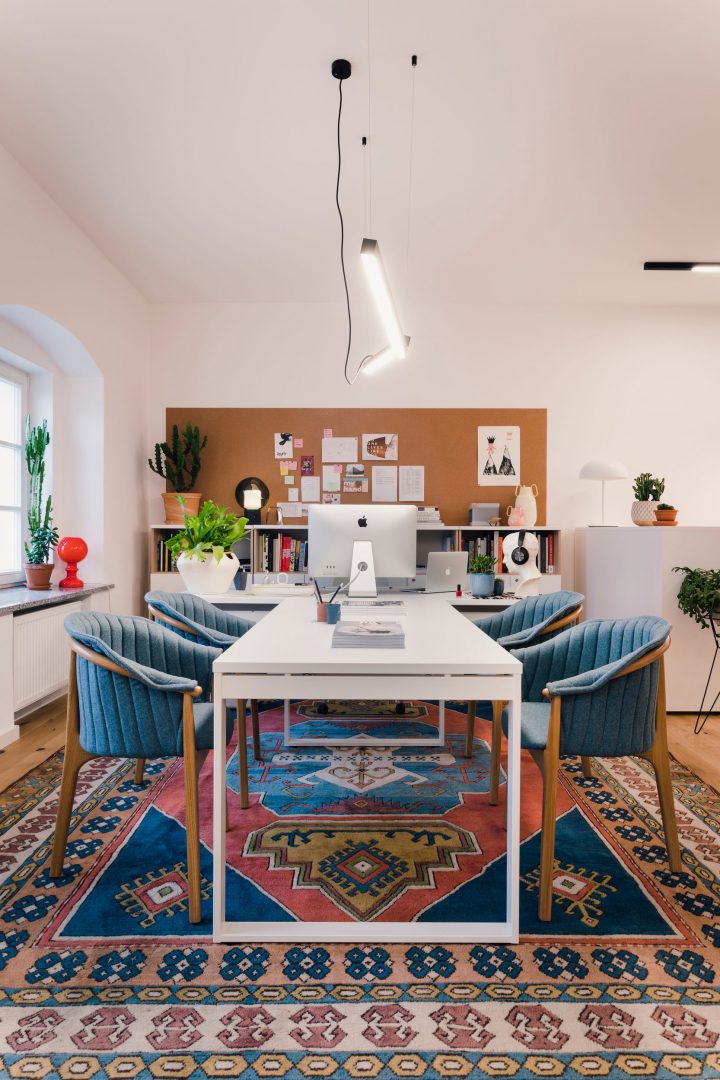 Moderner Ogi Q BOQ04E3 Schreibtisch mit stilvollem Look und praktischen Stauraumlösungen, perfekt für produktives Arbeiten in jedem Umfeld.