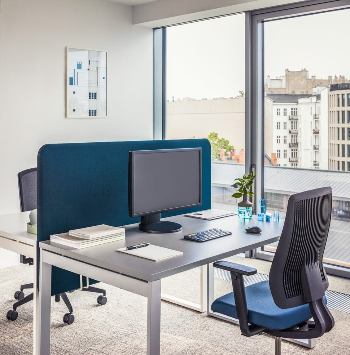 Moderner Ogi Q BOQ04E3 Schreibtisch in stilvollem Design, perfekt für produktives Arbeiten und kreative Ideen in jedem Büro.