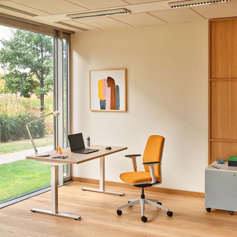 Moderner Ogi T BOT60 Schreibtisch von Mdd, ideal für stilvolle Büros, vereint minimalistisches Design mit robusten Materialien für optimale Arbeitsbedingungen.